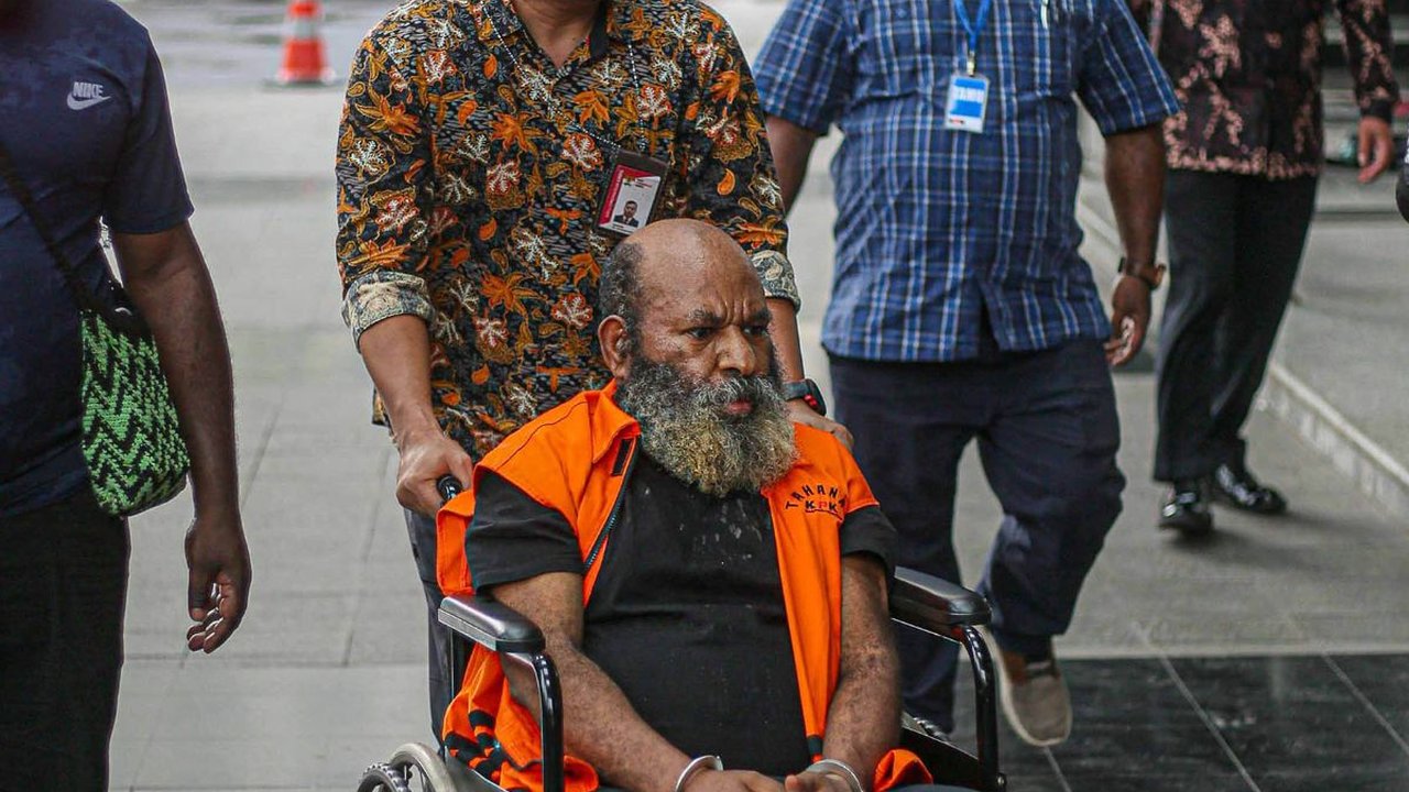 FOTO: Lukas Enembe Diperiksa KPK Terkait Dugaan Kirim Uang Miliaran Pakai Jet