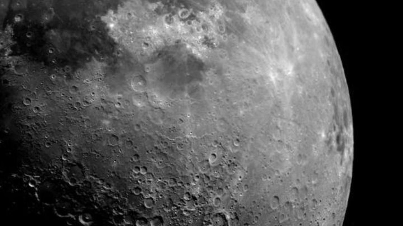 Ilmuwan Ini Mencoba Menguak Keberadaan Es di Permukaan Bulan yang Masih Misterius