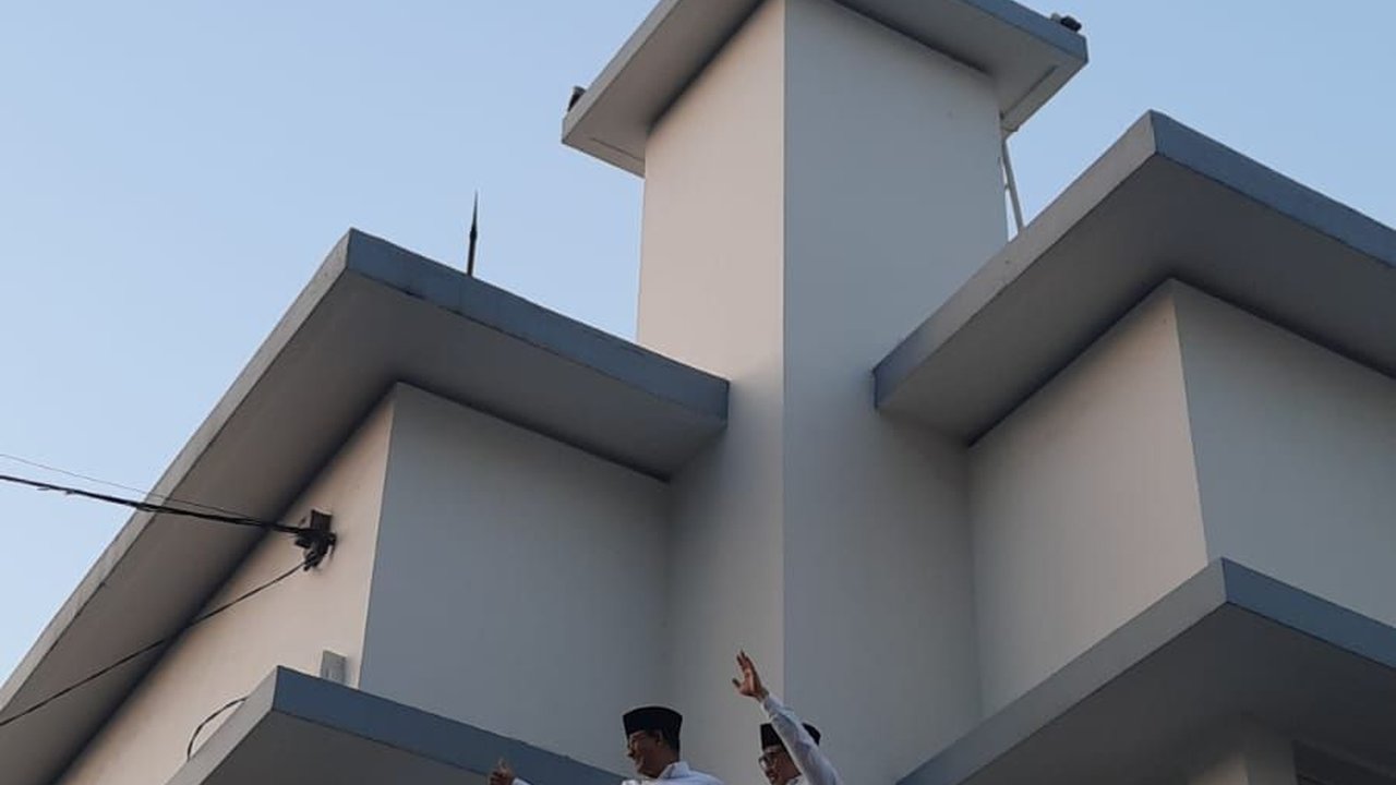 Anies-Cak Imin Lambaikan Tangan pada Relawan Ganjar yang Nyanyi Depan Hotel Majapahit