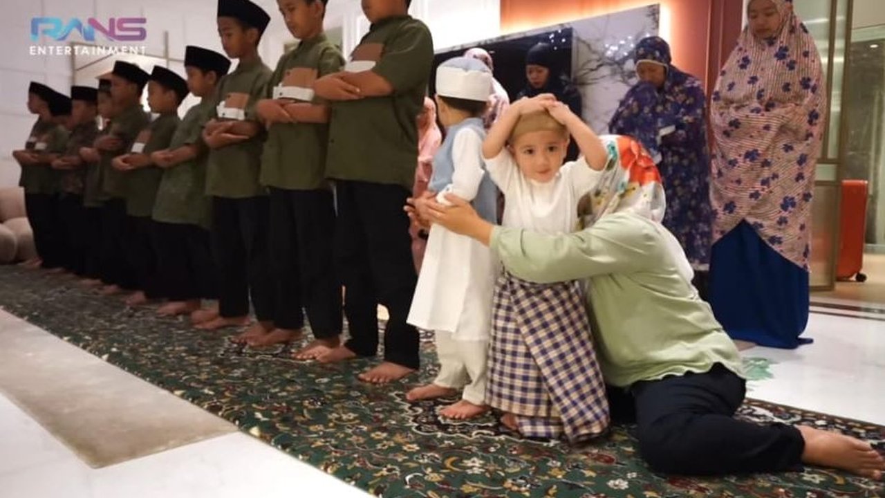 Tingkah Gemas Rayyanza saat Salat Berjamaah, Sujud Sendiri Berkali-kali Sampai Joget Baby Shark
