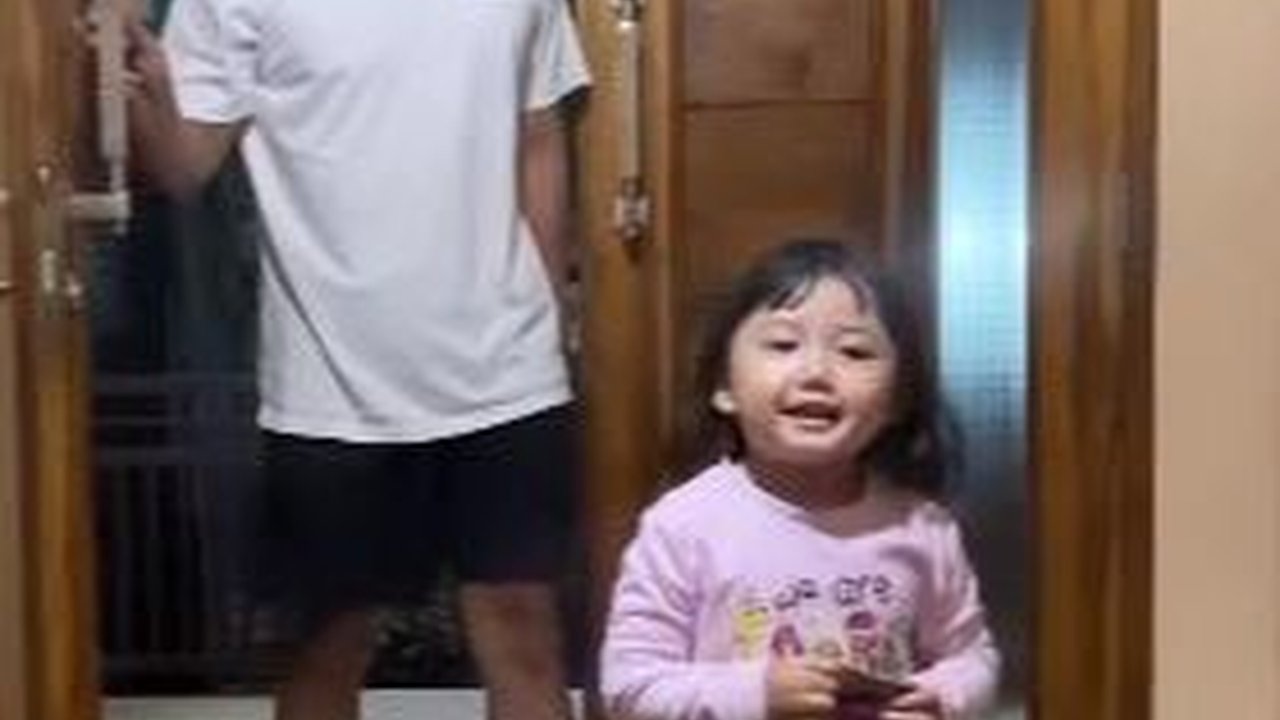 Momen Kocak Bocil Cewek jadi Mata-Mata Ibunya 'Ibu Tadi Ayah Senyumin Teteh-Teteh', Auto Bikin Panik Sang Ayah