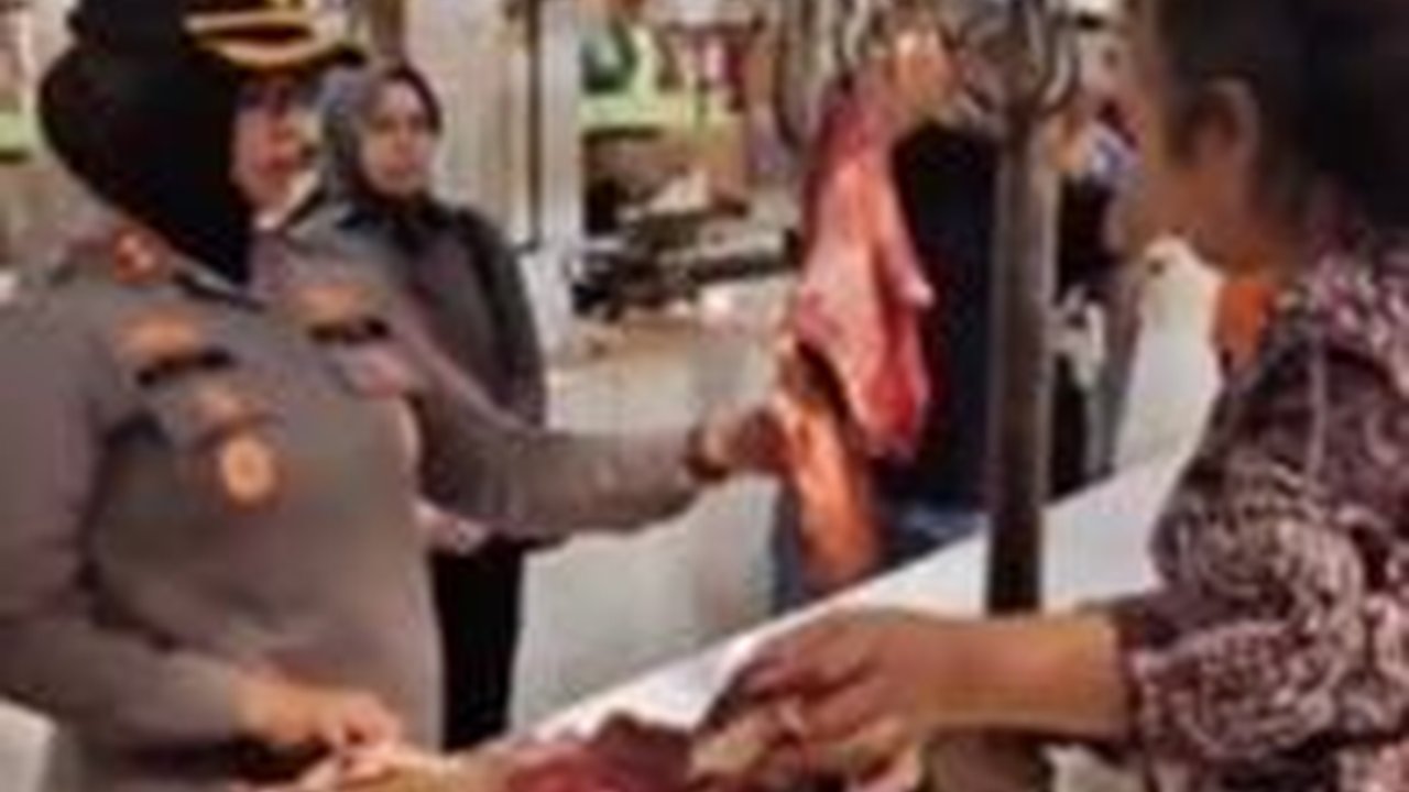 Momen Kapolres Perempuan 'Anak Kolong' Beli Daging di Pasar Pakai Seragam Dikasih Murah, Pas Pakai Baju Biasa Harganya Mahal
