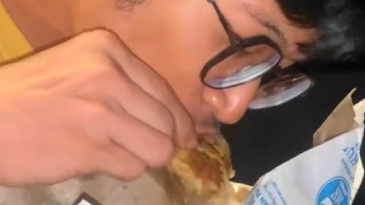 Viral Aksi Pria Makan Nasi Padang di Dalam Bioskop, Kena Hujat Warganet