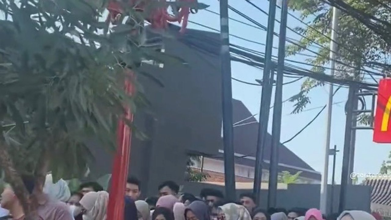 Viral Antrean Mengular Ribuan Pencari Kerja di Tepi Jalan Cianjur, Rela Desakan Masuk ke Kantor Pos