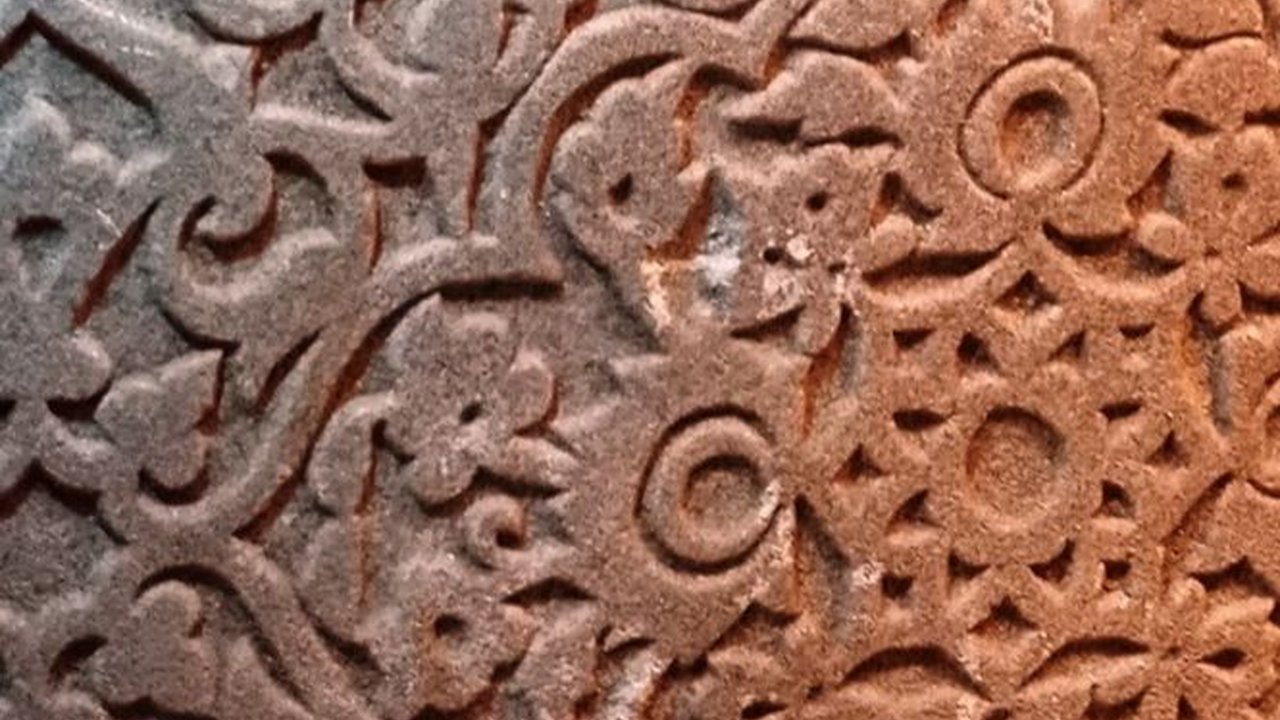 Pria Yunani Temukan Harta Karun Zaman Romawi di Halaman Rumahnya,  Ada Kepingan Batu Nisan Muslim