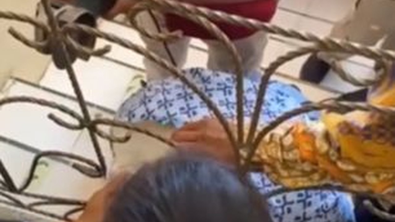 Apes! Kepala Siswi ini Tersangkut di Pagar Sekolah Diselamatkan Pakai Gergaji Mesin, Netizen 'Jadi Sejarah'