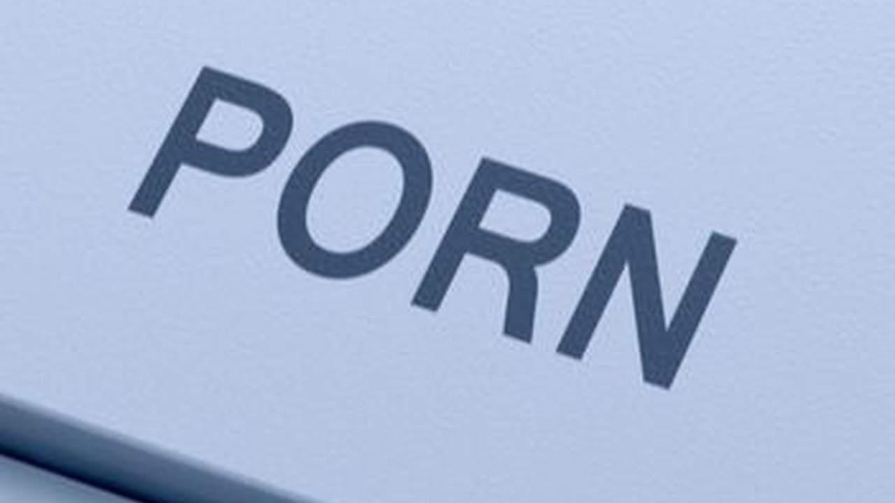 Heboh Video Wanita Pirang dengan Lelaki Bertato Berbuat Asusila sambil Live