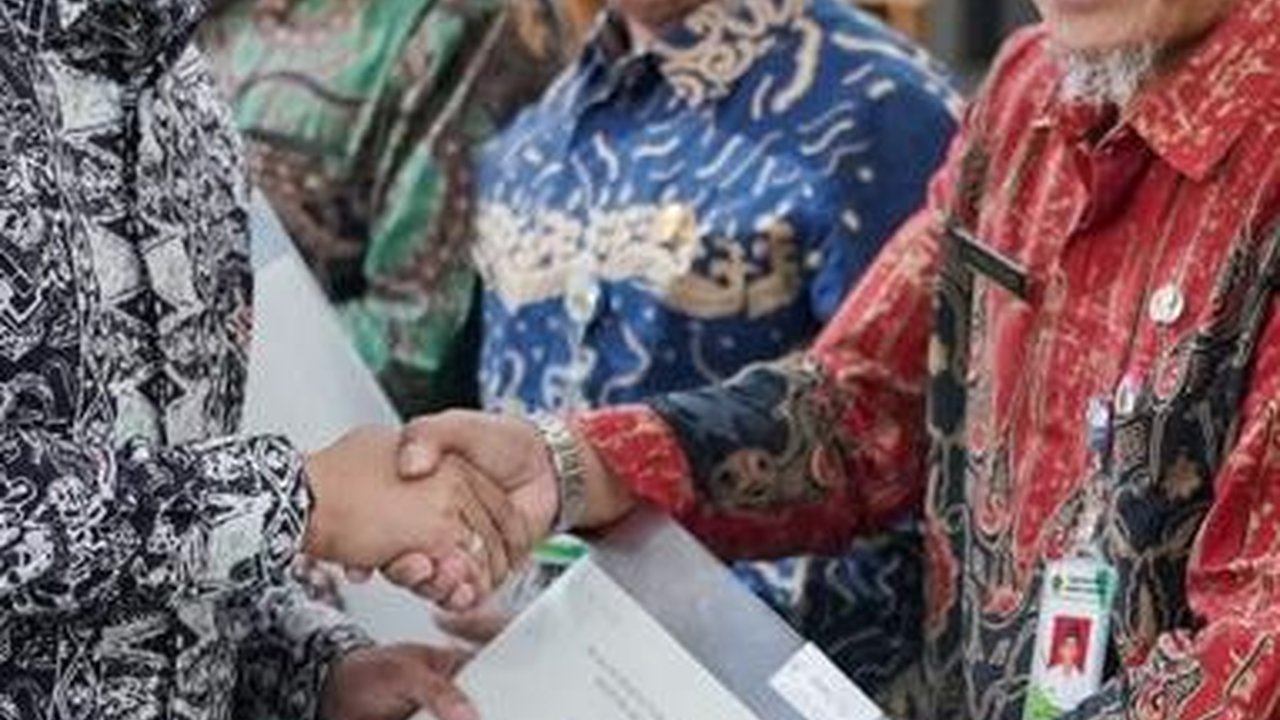 Wamen Raja Juli Serahkan Sertifikat Tanah yang Diwakafkan ke Guru Spiritual Jokowi