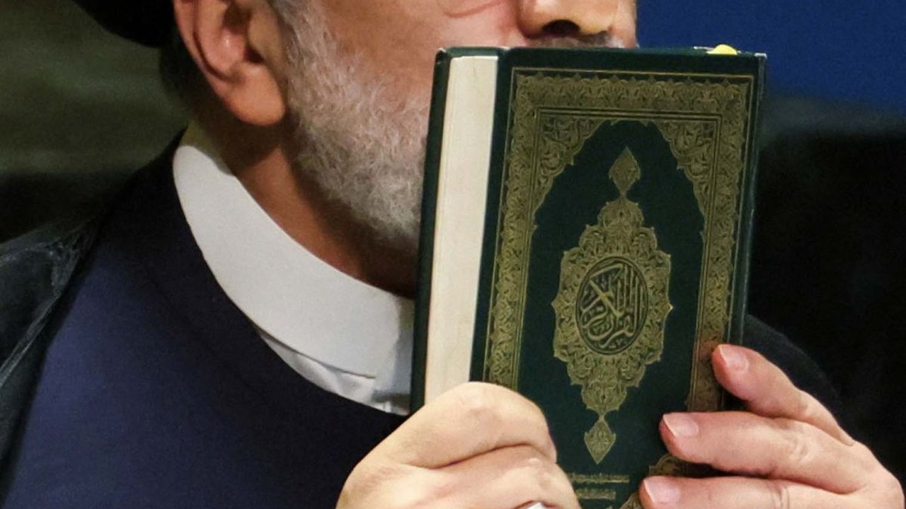 FOTO: Kutuk Pembakaran Kitab Suci, Presiden Iran Angkat dan Cium Alquran di Sidang Umum PBB