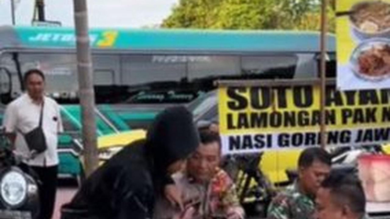 Pemuda ini 'Rampas' HP Anggota Polisi Bikin Emosi dan Kaget, Ujungnya Malah Begini