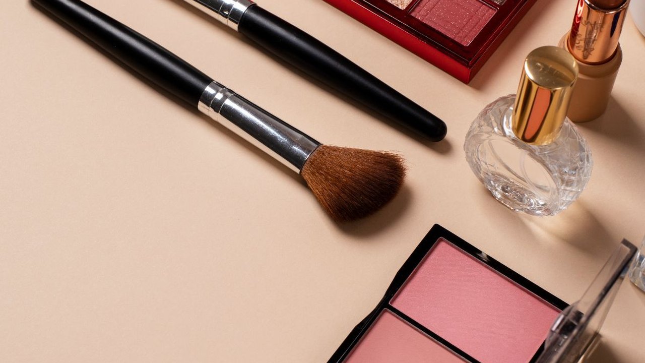 Viral Emak-Emak di-Makeup Jadi Pengantin, Hasilnya Seperti 20 Tahun Lebih Muda