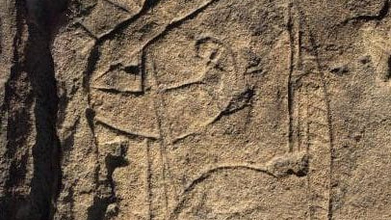 Batu Unik Abad Pertengahan Ditemukan di Halaman Gereja Tua, Ada Gambar Sosok Misterius