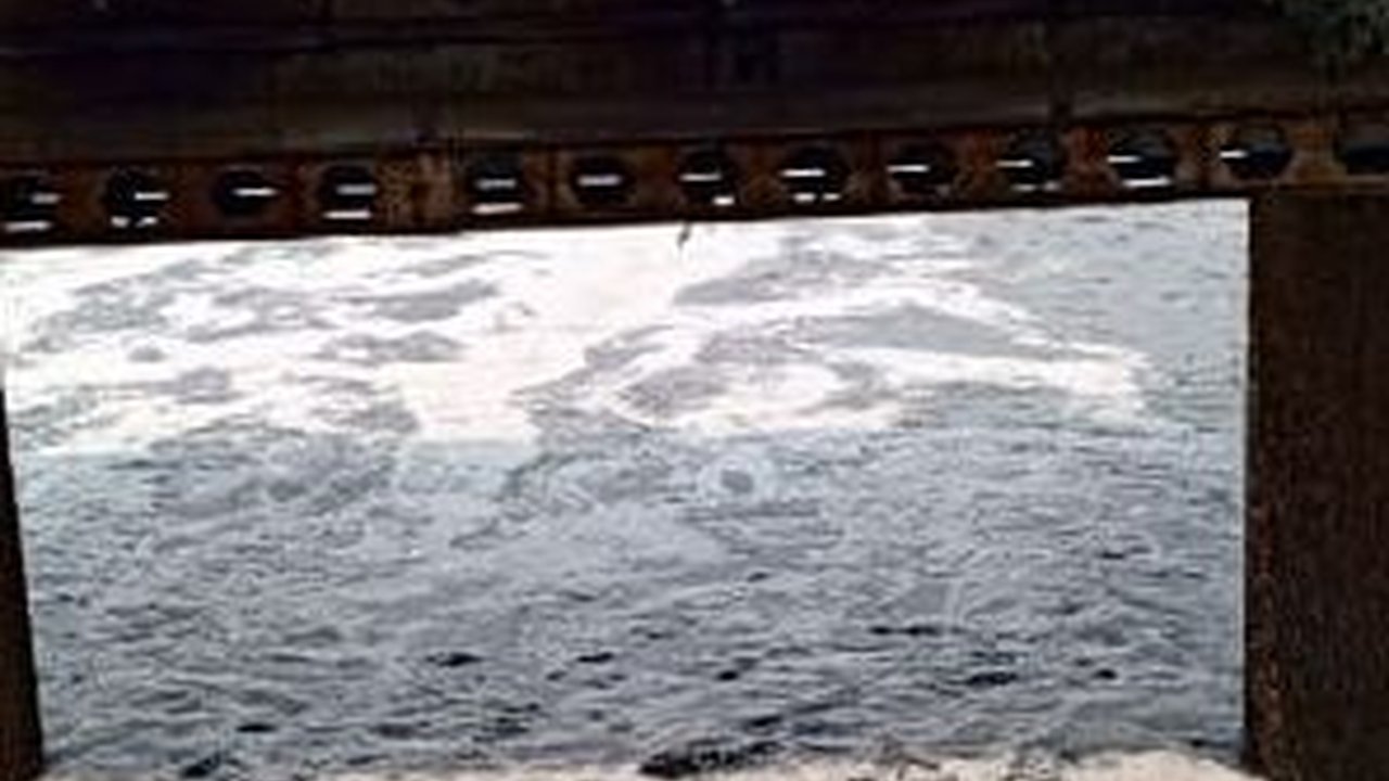 Kali Bekasi Tercemar Limbah, Produksi Air Bersih Terganggu