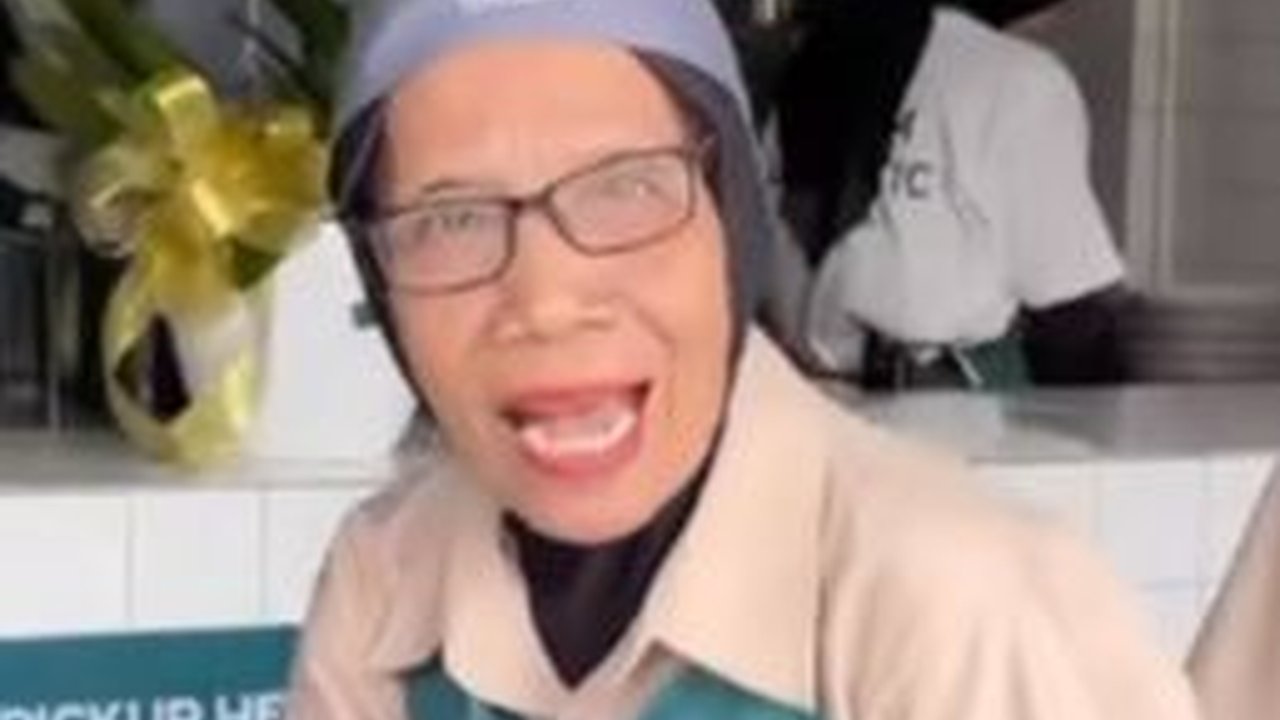 Ramai Dipuji, Kafe Terbaru nan Unik di Jakarta ini Pekerjakan Para Lansia untuk Layani Pengunjung