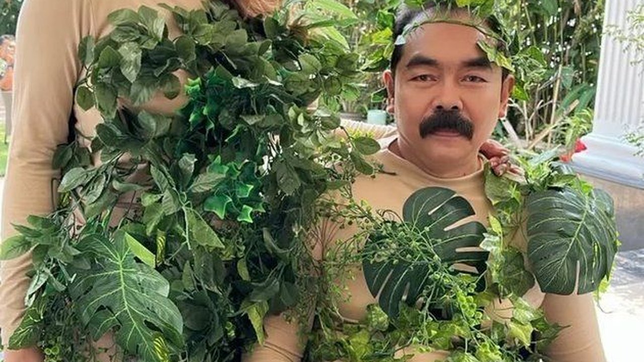 Potret Mas Adam Bergaya Kocak, Dari Manusia Daun Sampai Nyamuk Demi Istri Tercinta