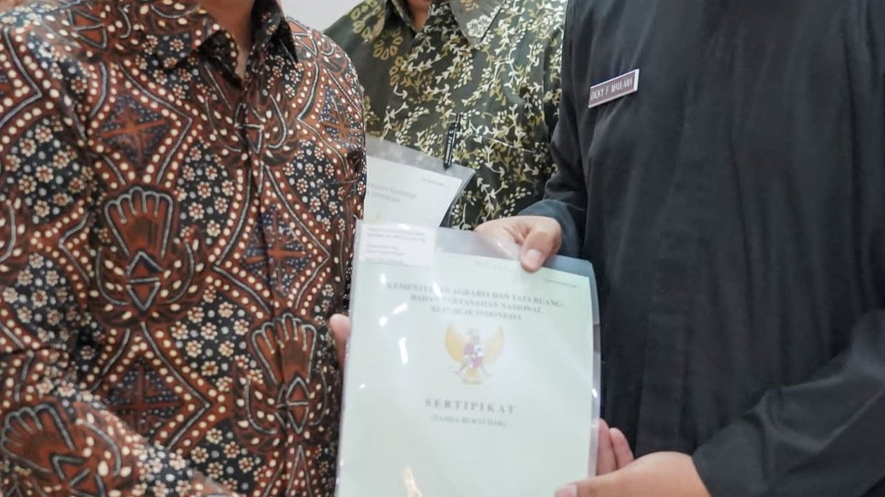 Wamen ATR Raja Juli Serahkan Sertifikat Taman Masjid Al Jabar