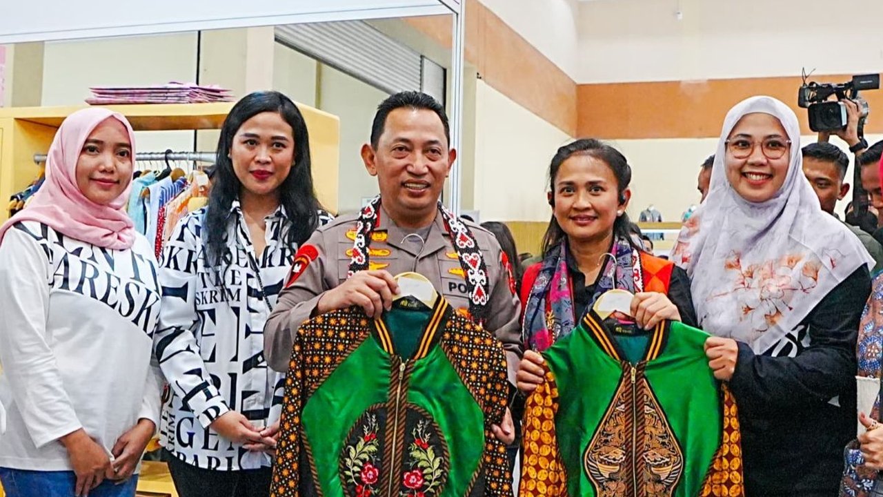 Kapolri Datangi Stand UMKM  Kreasi Bhayangkari: Terus Semangat buat Produk Kebanggaan Indonesia