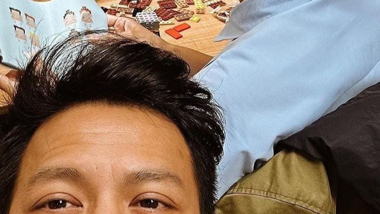 Foto Bareng Sang Anak, Ariel Noah: Mainan Bapaknya Diambil