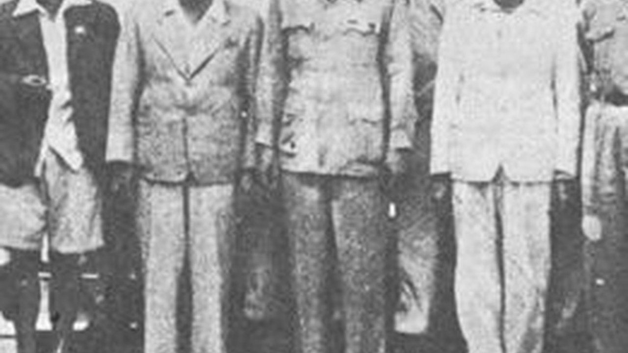 Foto Lawas Pemerintahan Pertama Soekarno-Hatta Kabinet Presidensial Tahun 1945, Presiden Berdiri Gagah di Antara Para Menteri