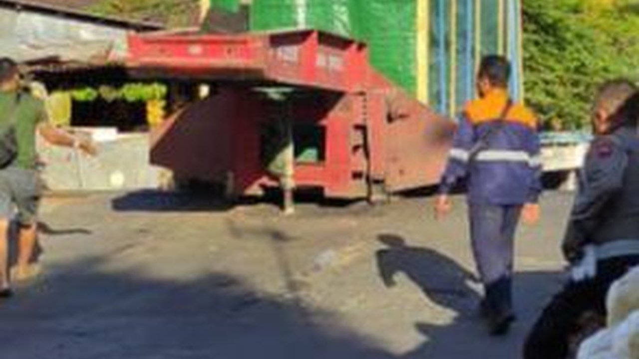 Truk Tersangkut di Rel, Perjalanan KA dari dan ke Malang Terlambat