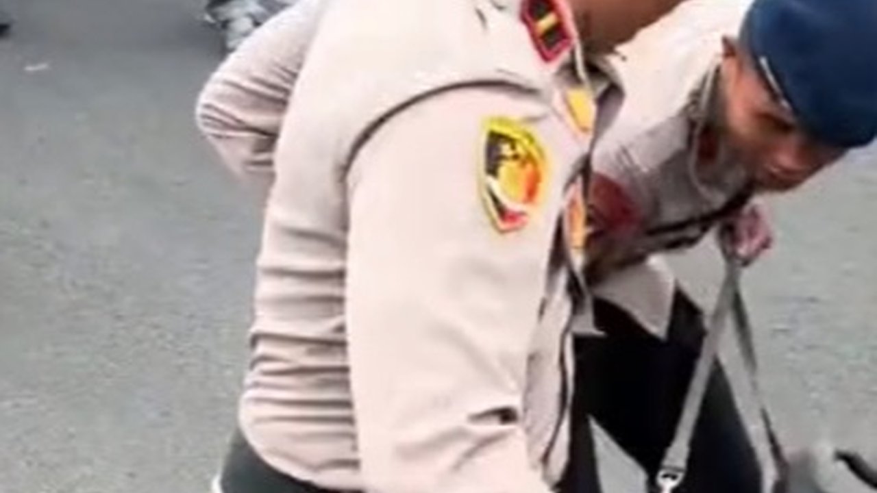 Salah Sasaran, Aksi Anjing Polisi Tak Sengaja Gigit Sang Komandan Ini Viral