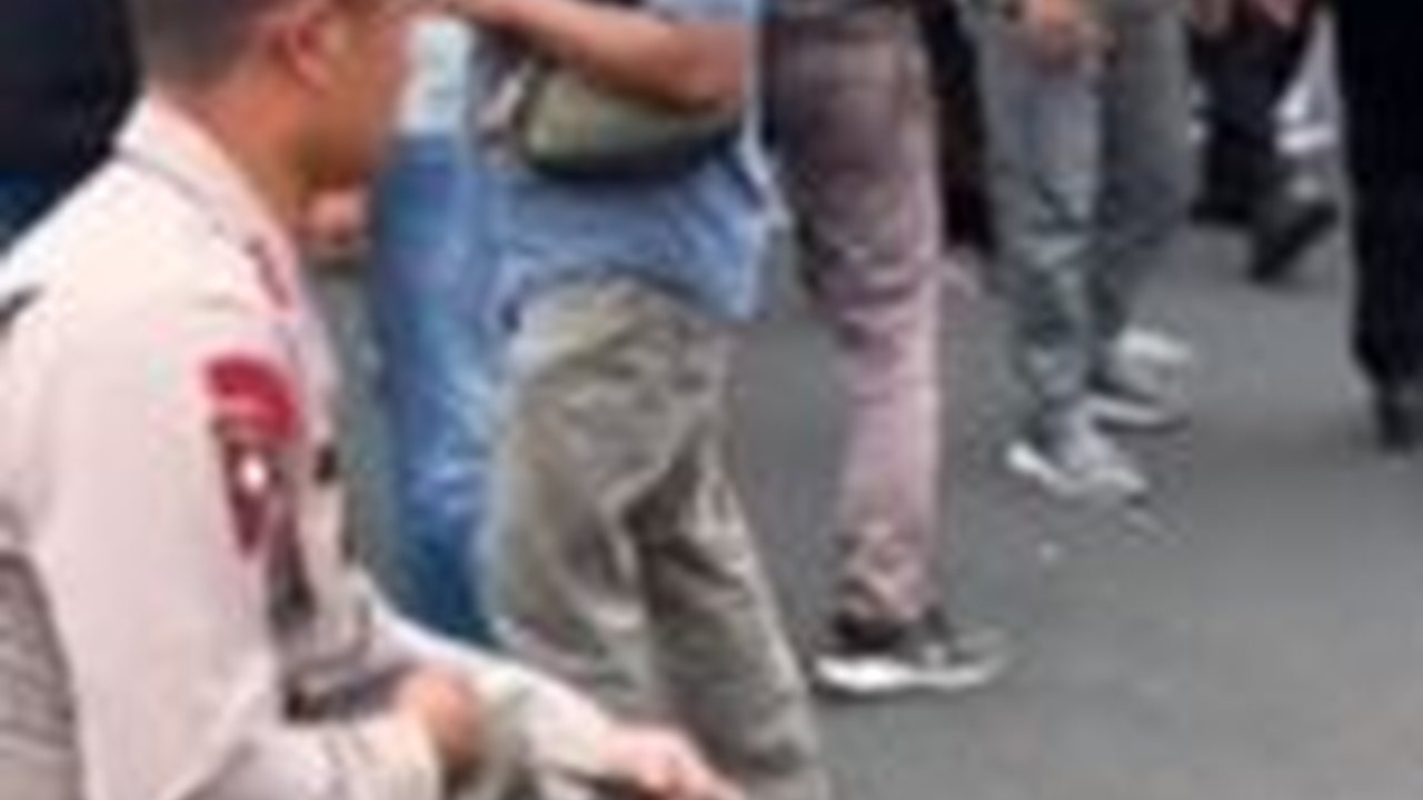 Bikin Terkejut, Momen Anjing Pelacak Tiba-tiba Serang dan Gigit Polisi 'Maaf Komandan ini di Luar Skenario'