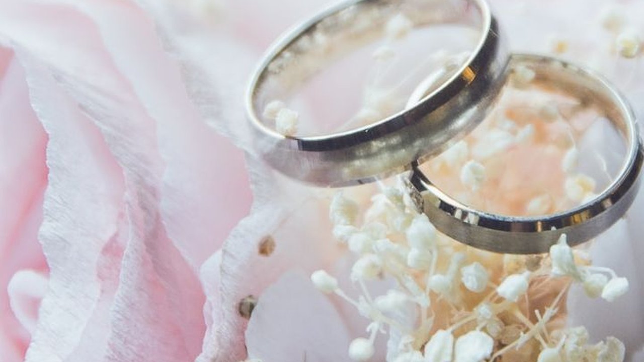 Wanita Ini Hadiri Wisuda Pakai Gaun Pengantin Setelah Sah jadi Istri, 'Ga Perlu Make Up Dua Kali'