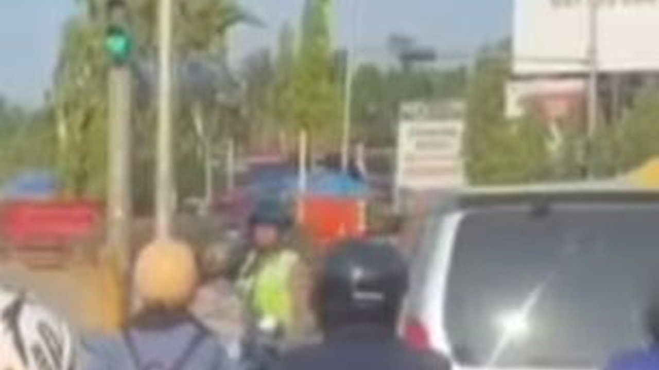 Bak Main Petak Umpet ini Momen Siswi Tak Pakai Helm Hindari Razia Polisi, Warganet Sebut 'Kompak dan Gotong Royong'