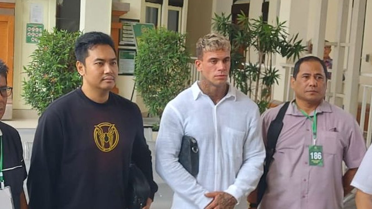 Tampar dan Lawan Polisi, Bule Inggris Divonis Satu Bulan Penjara