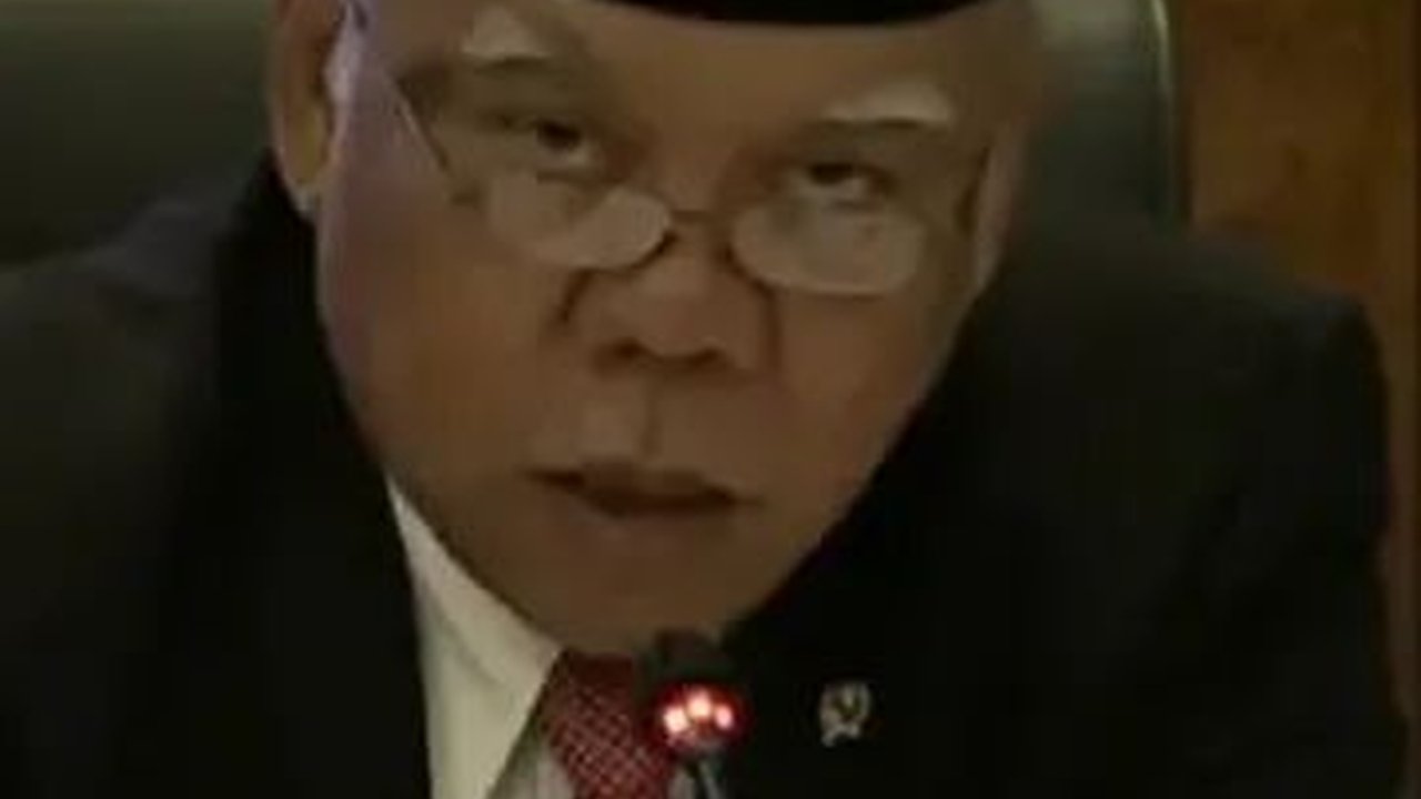 VIDEO: Sri Mulyani Kunjungi IKN Tak Pakai Baju Pink, Pak Bas 'Nyamar' Jadi Pramusaji Bawa Nampan