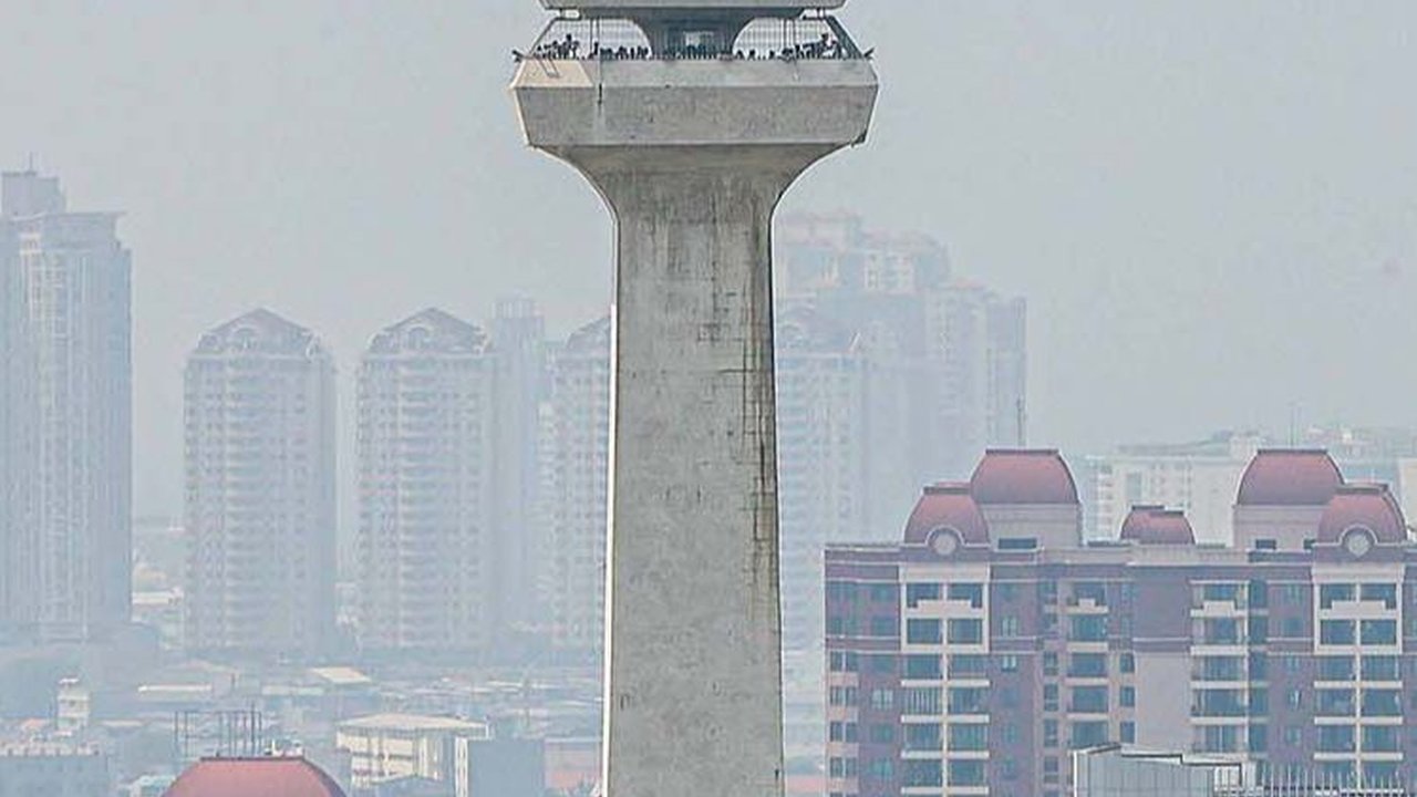 FOTO: Polusi Udara Jakarta Kembali Memburuk, Langit Tak Lagi Biru Cerah