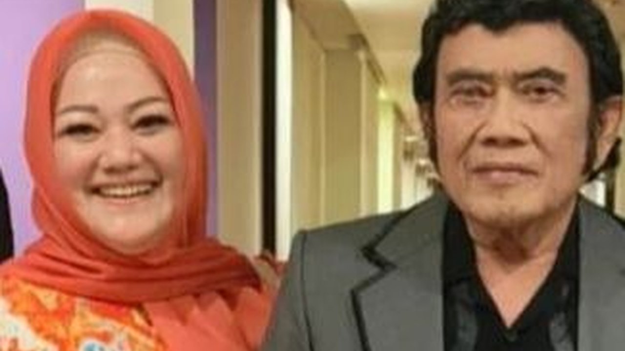 Akrab sama Semua Adiknya, Ini Potret Debby Putri Rhoma Irama yang Mungkin Belum Kamu Tahu