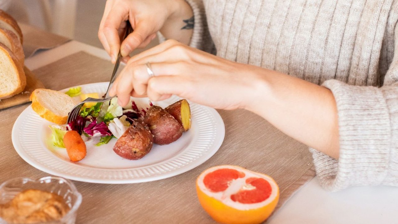 7 Hal yang Tidak Boleh Dilakukan Setelah Makan, Mulai Minum Air Hingga Merokok