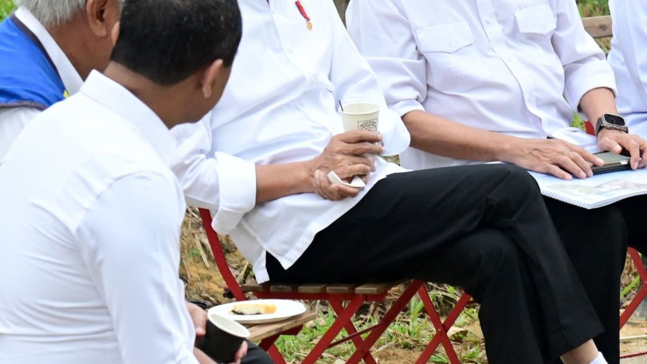 Potret Jokowi Sarapan sambil Terima Laporan Para Menteri di IKN