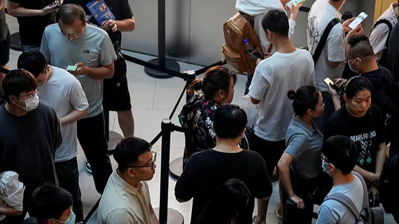 FOTO: Antusiasme Warga China Berburu iPhone 15, Antrean Mengular Sejak Jam 5 Pagi