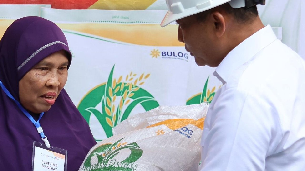 Dirut BULOG Salurkan Langsung Beras Bantuan Pangan ke Masyarakat di Balikpapan