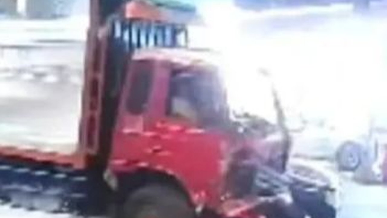 VIDEO: Mencekam Detik-Detik Kecelakaan Maut Truk di Exit Tol Bawen Semarang
