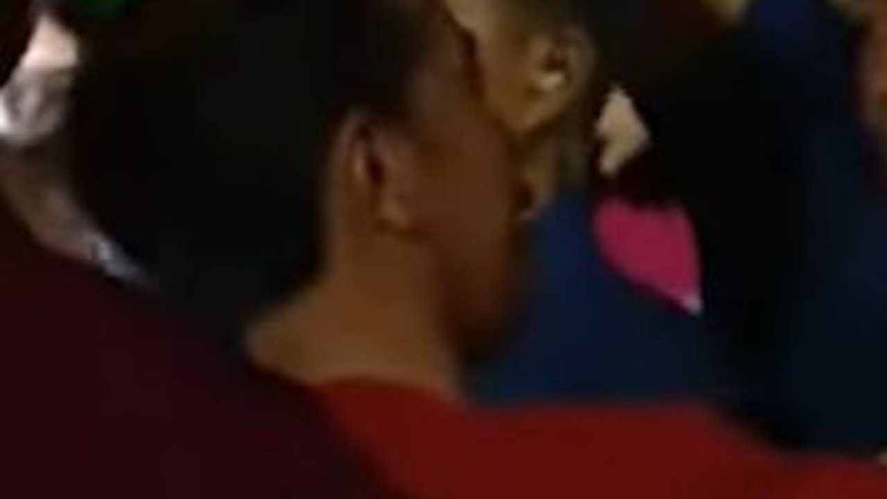 VIDEO: Paspampres Sigap Pakai Senter Jaga Presiden Jokowi Selfie Bareng Warga di IKN