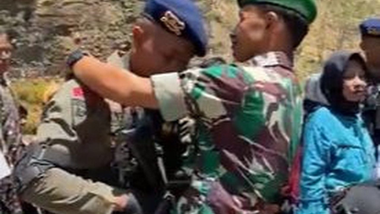 Momen Ayah TNI Pasangkan Baret ke Anaknya yang Jadi Brimob, Disuruh Pushup lalu Dipukul