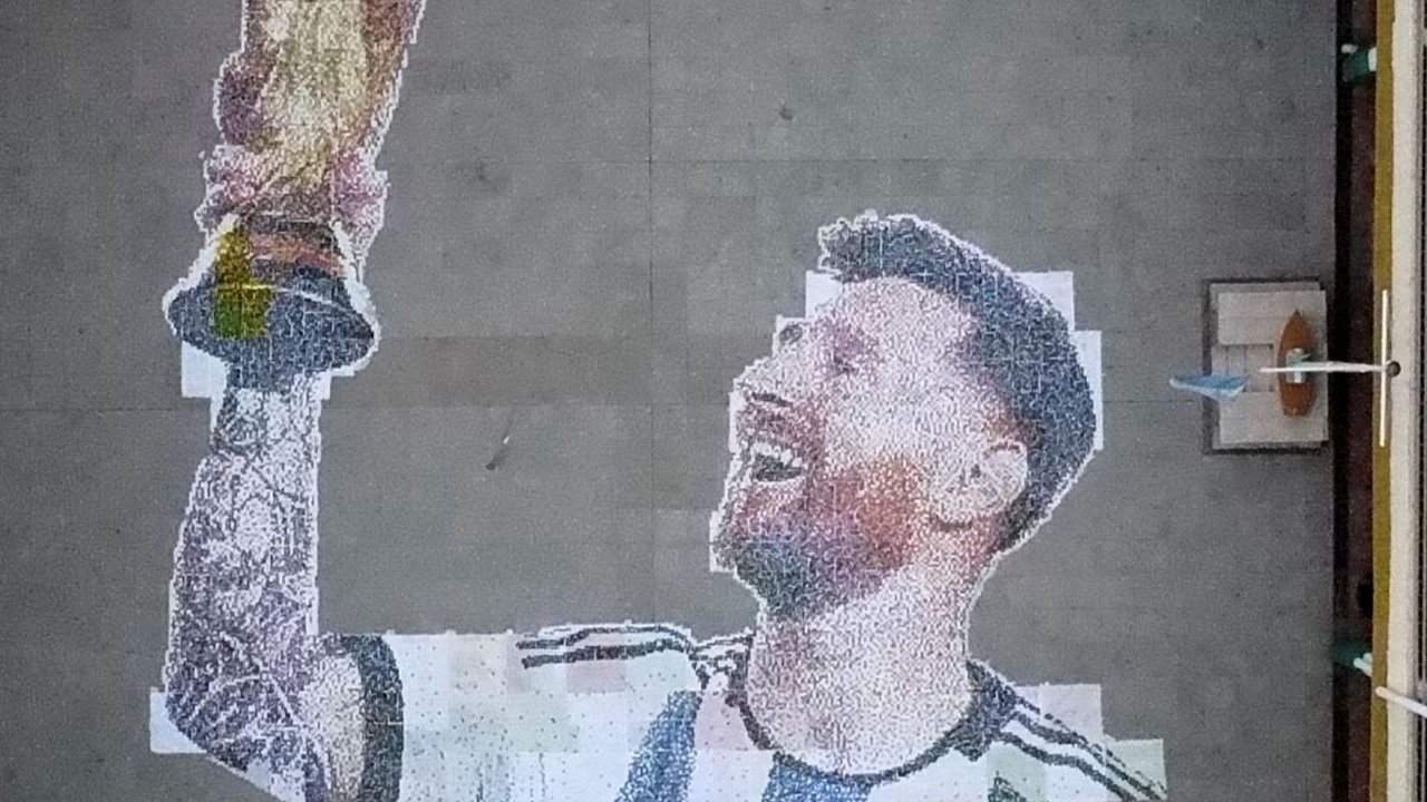 FOTO: Kreativitas Siswa SMA di Argentina Bikin Wajah Lionel Messi dari 90.000 Tutup Botol, Hasilnya Bikin Melongok!