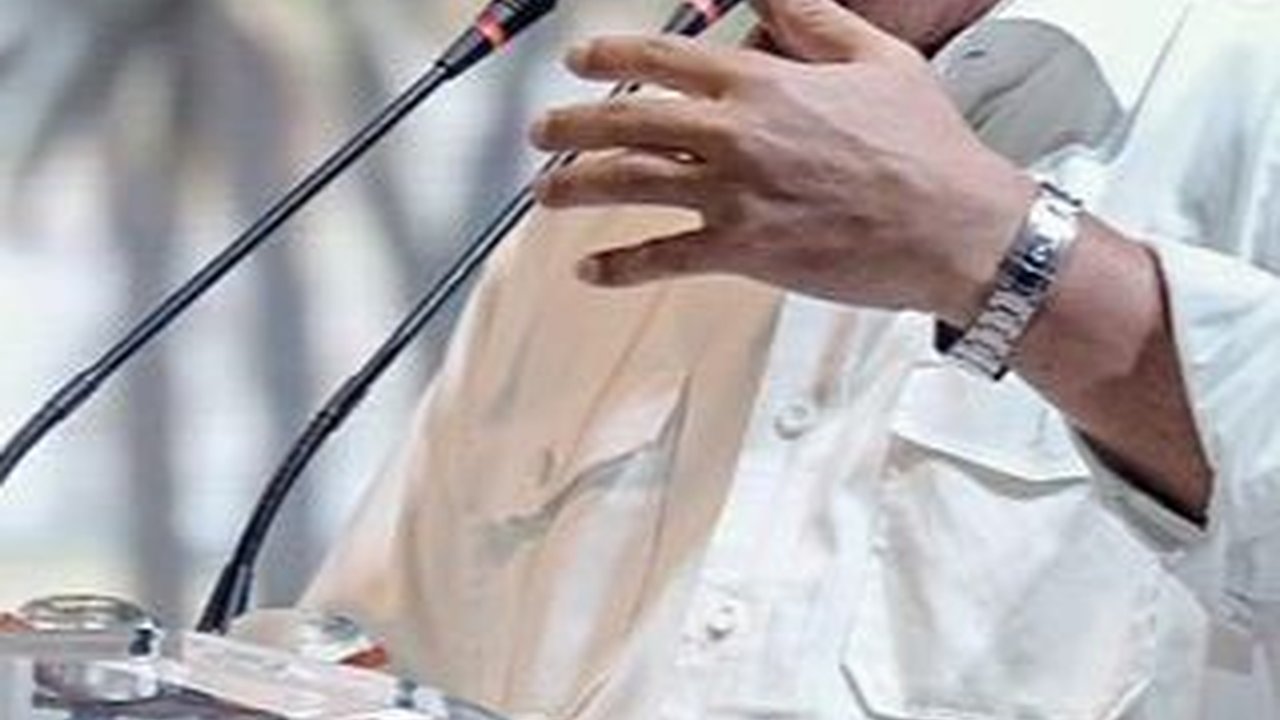 Tingkah Kocak Menteri Basuki saat Wika Salim Nyanyi, Mendadak Buka Topi Minta Saweran Isinya di Luar Dugaan