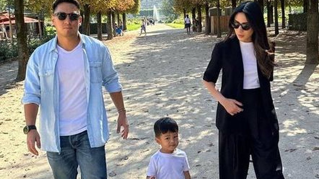 Disebut Hot Mom, 8 Foto Cantik Vannya Istarinda Saat Momong Sang Anak