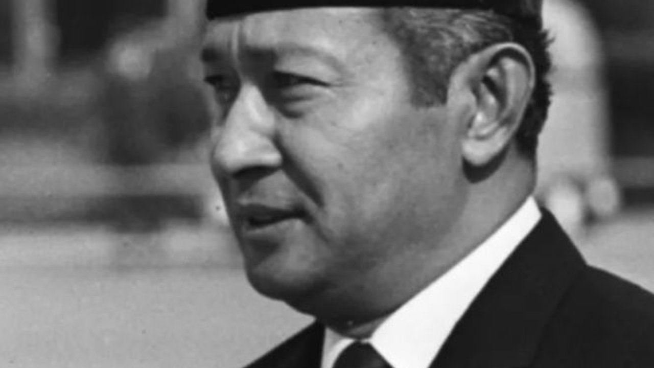 32 Tahun Berkuasa, Minuman & Cemilan Favorit Presiden Soeharto Ternyata Cuma Begini