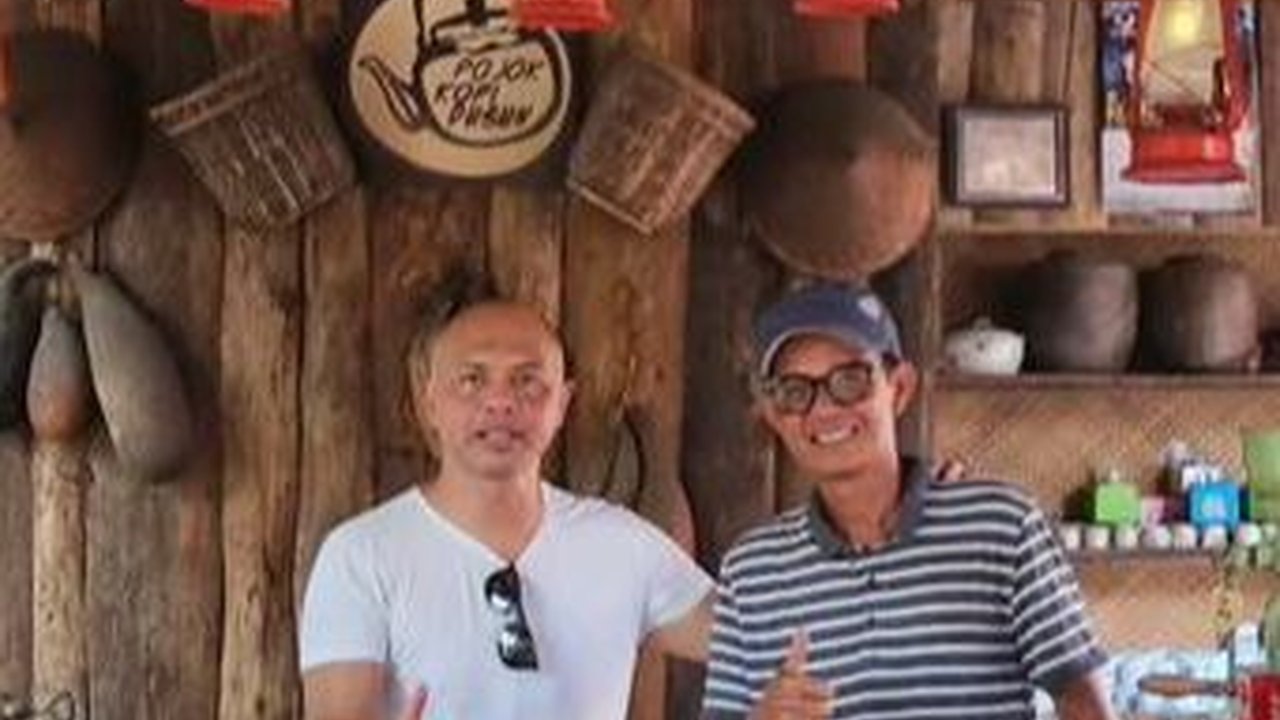 Intip Bintang Dua Polri Mendadak jadi 'Barista', Seru Kumpul Bareng Kawan di Warung Kopi