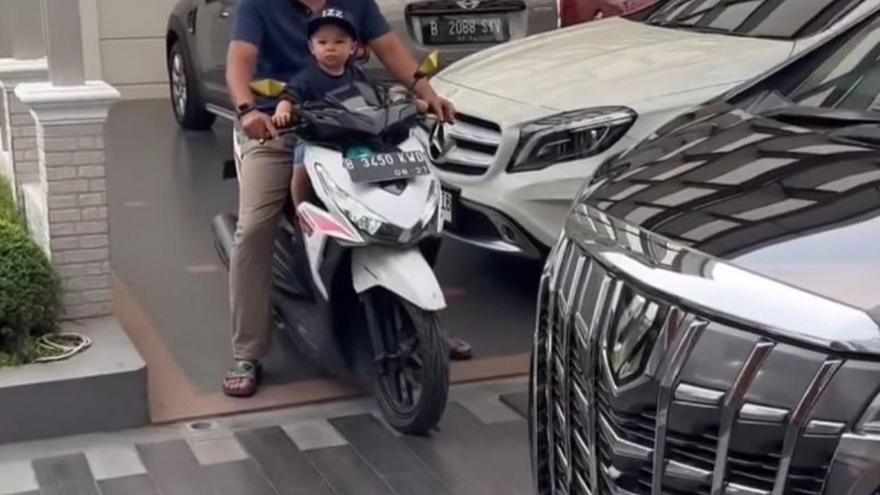 Momen Anak Nikita Willy Dibonceng Motor, Garasi Rumahnya Bikin Salfok Penuh Mobil Mahal 'Itu Rumah Apa Showroom'