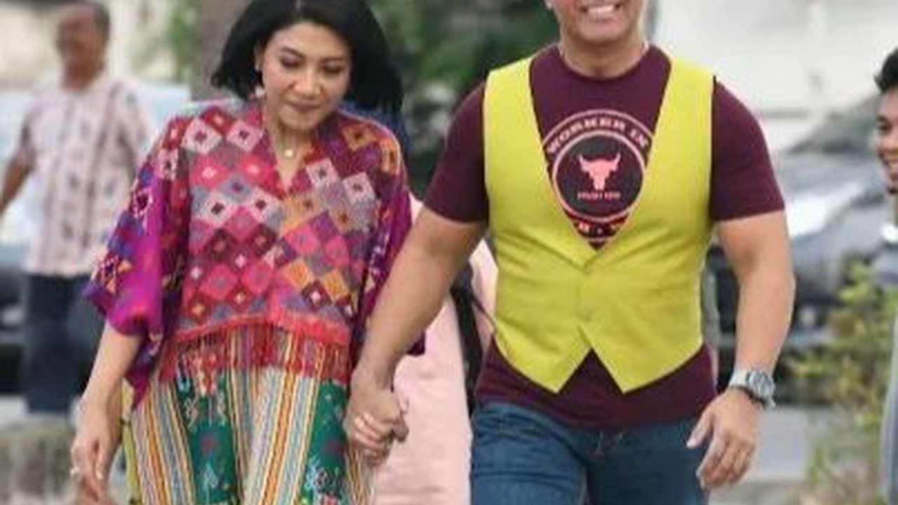 Momen Manis Mantan Panglima TNI Andika Bersama Istri, Full Senyum Hadiri Reuni SMA