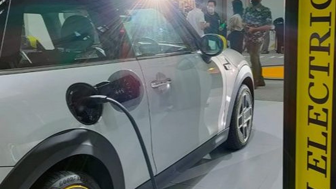 Negara Ini Delay Larangan Penjualan Mobil Mesin Bensin dan Diesel Baru, Ada Apa?