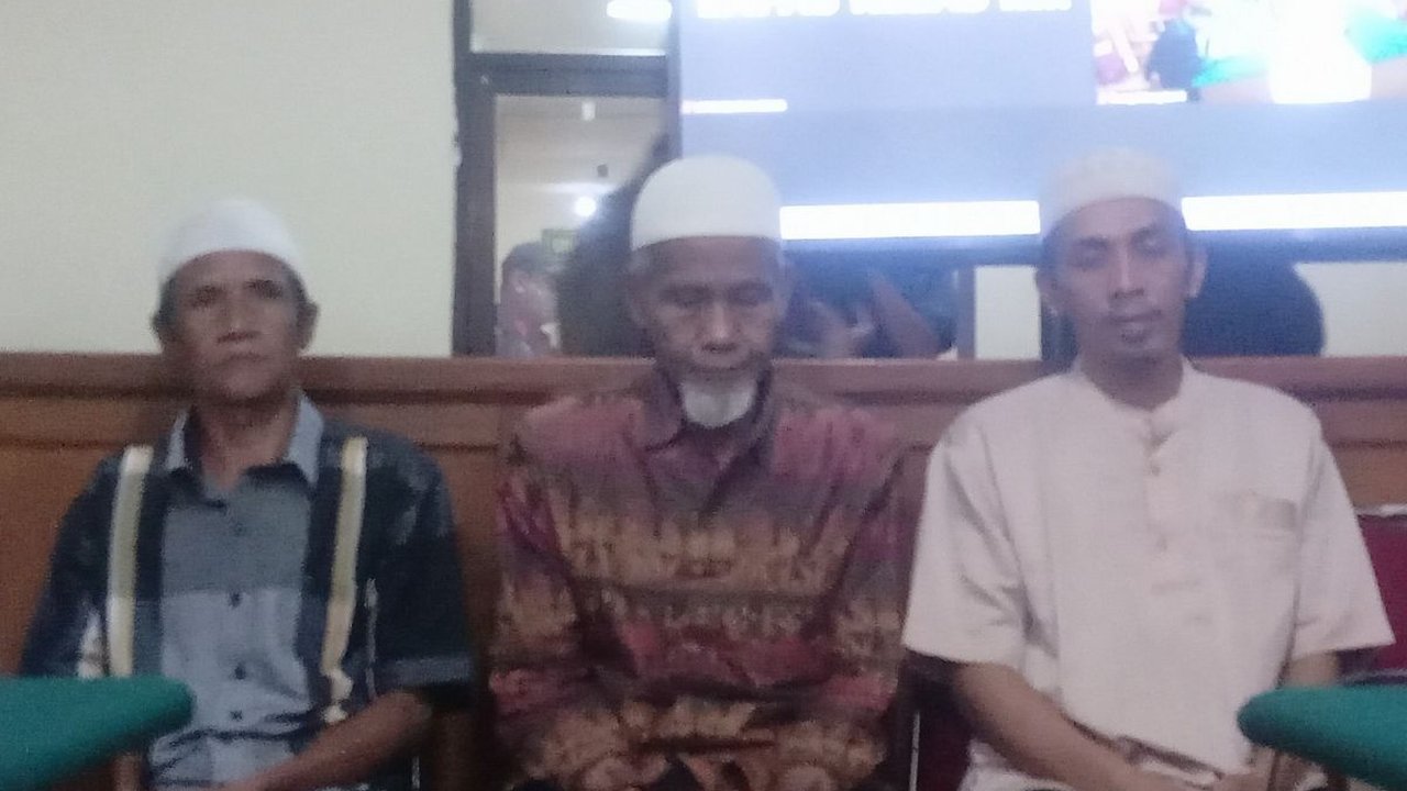 Jaksa Lima Kali Tunda Baca Tuntutan Dukun Aki Cs, Hakim: Kerjanya Apa?