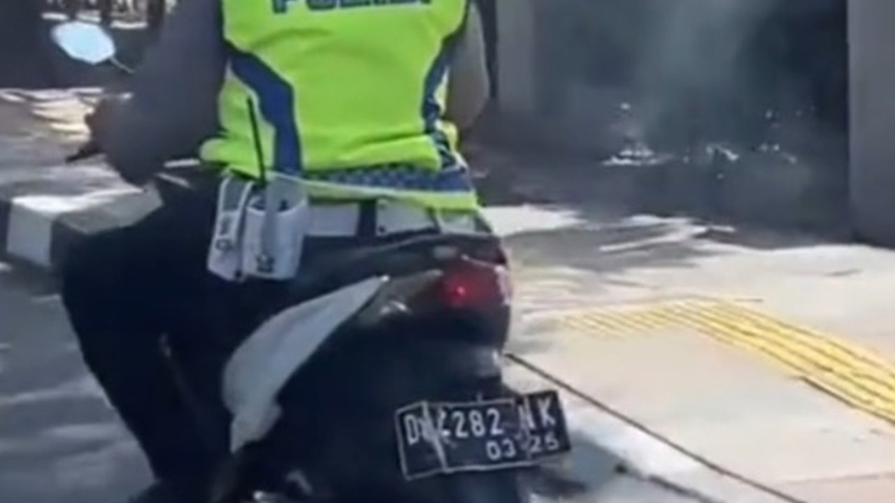 Langgar Aturan Berkendara, Polisi Ini Jadi Sorotan Lantaran Merokok di Jalan Raya