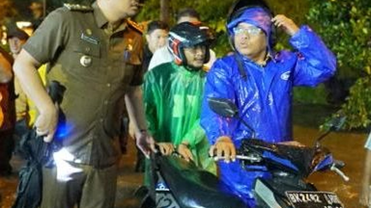 Momen Bobby Nasution Basah-basahan Pastikan Pengerjaan Drainase di Medan